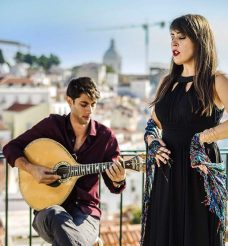 SILÊNCIO, QUE SE VAI CANTAR O FADO!